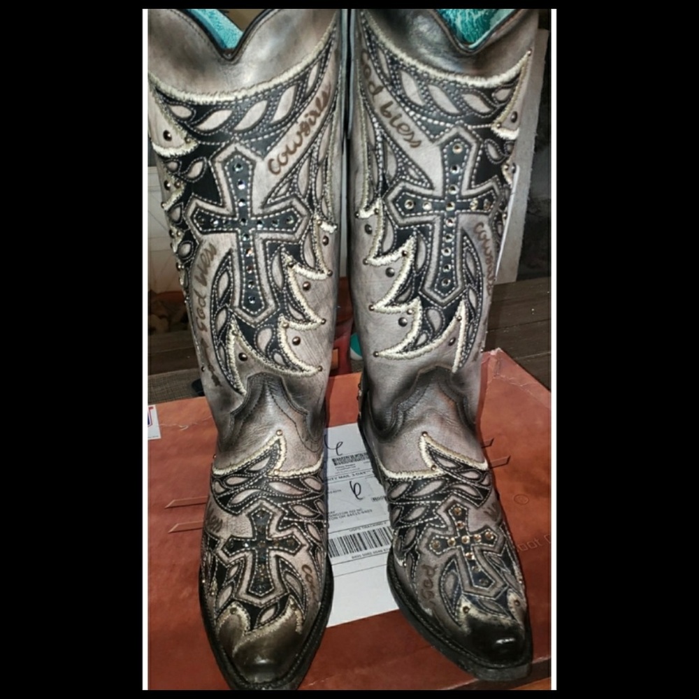 🤍🖤 Corral Boots 🖤🤍